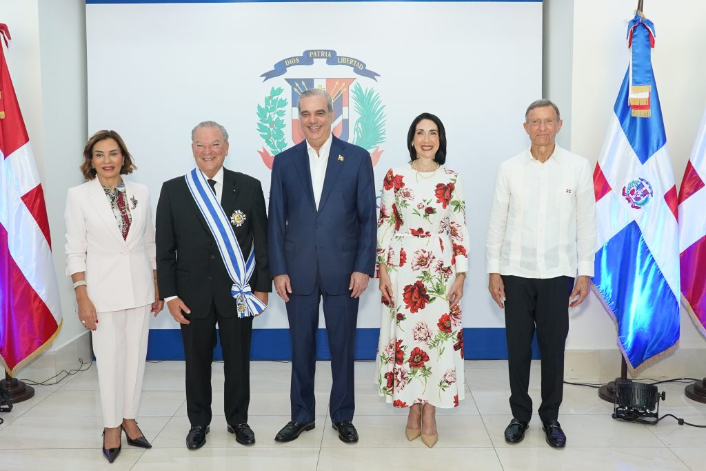 Gobierno condecora a Frank Rainieri con la Orden al Mérito de Duarte, Sánchez y Mella